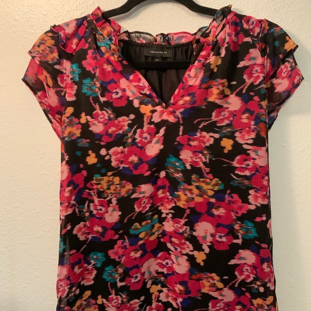 Tamara H. Floral Blouse Women S Black Pink Excellent Ruffle V-Neck Cap Sleeve